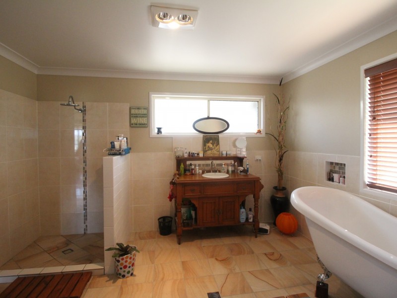 119 Lakeview Drive, Esk QLD 4312