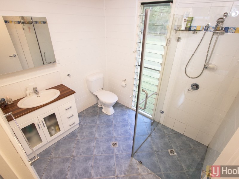 33 Countess Court, Mount Hallen QLD 4312