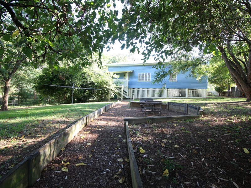 72 Ipswich Street, Esk QLD 4312