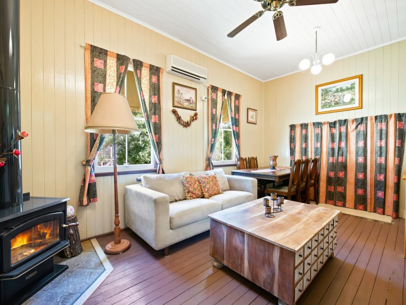 11 Hill Street, Esk QLD 4312