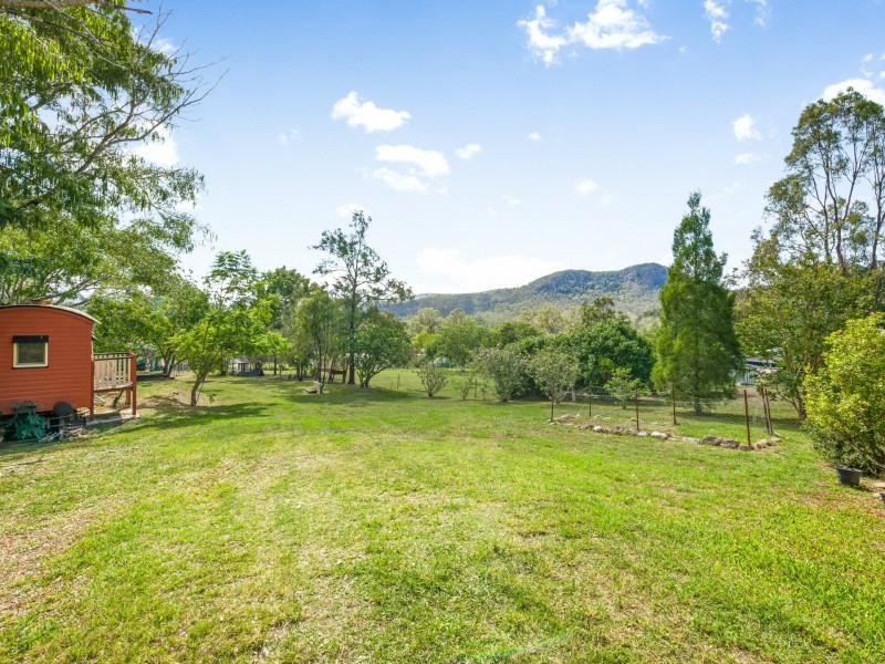 11 Hill Street, Esk QLD 4312