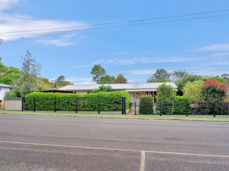 24 Sutton Street, Blackbutt QLD 4306