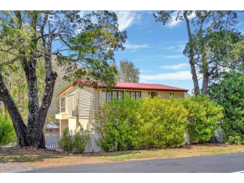 9 Edward Street, Somerset Dam QLD 4312