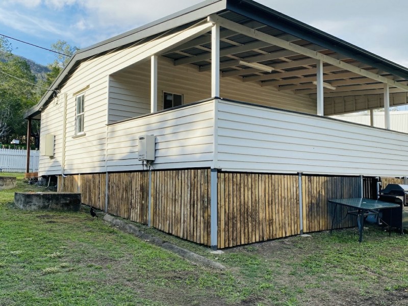 9 Gipps Street, Somerset Dam QLD 4312