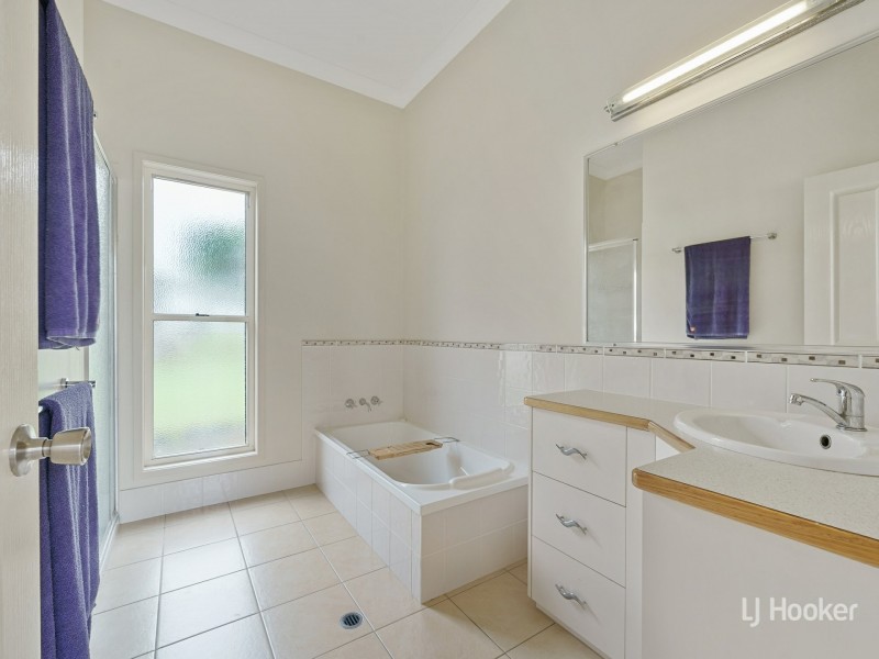 27 Down Street, Esk QLD 4312