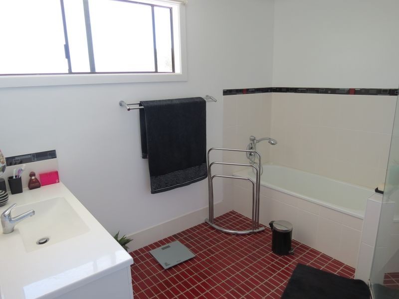 16 Adelaide Street, Esk QLD 4312