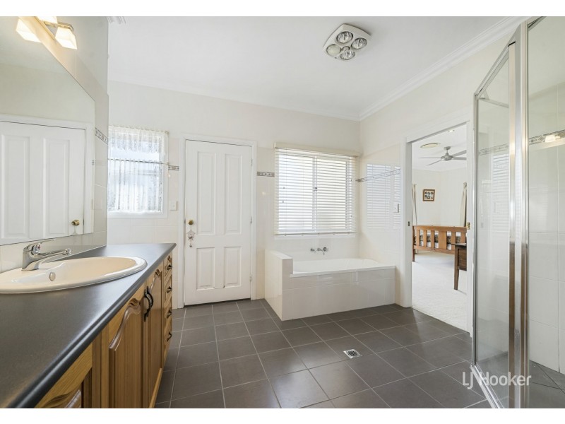 29 Essex Court, Mount Hallen QLD 4312