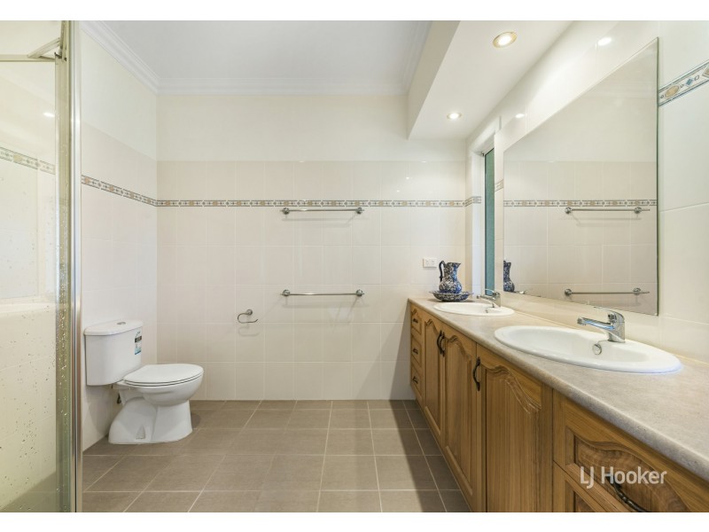 29 Essex Court, Mount Hallen QLD 4312