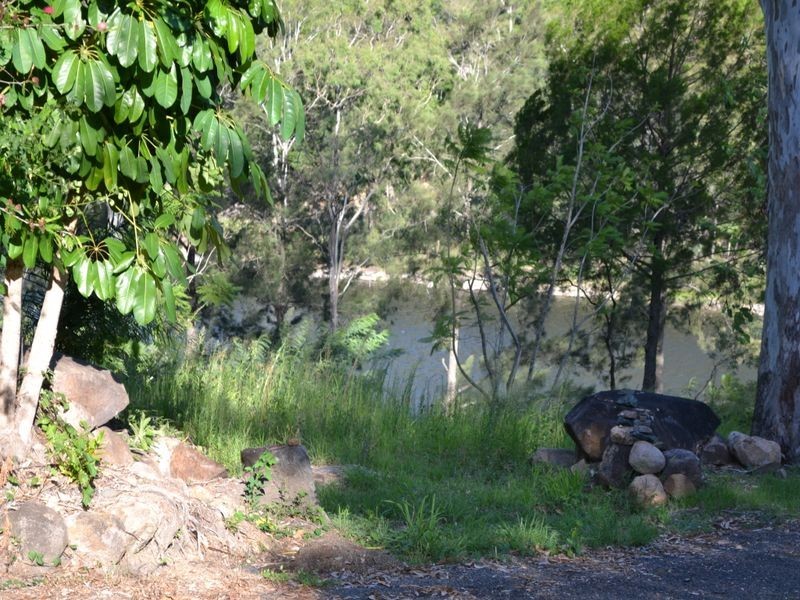 11 Jubilee Street, Somerset Dam QLD 4312