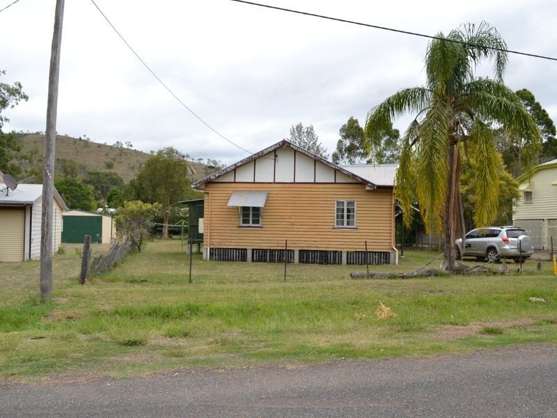 19 William street, Linville QLD 4306