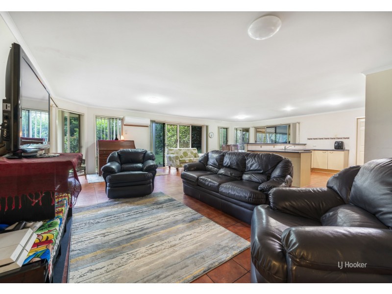 17 Windsor Drive, Mount Hallen QLD 4312