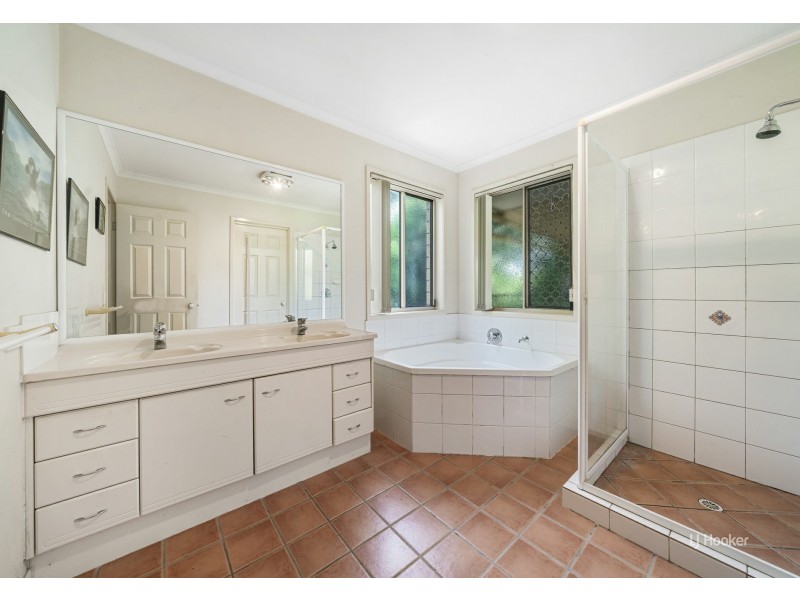 17 Windsor Drive, Mount Hallen QLD 4312