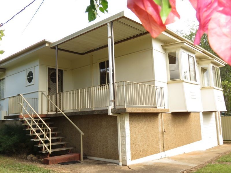 24 South Street, Esk QLD 4312