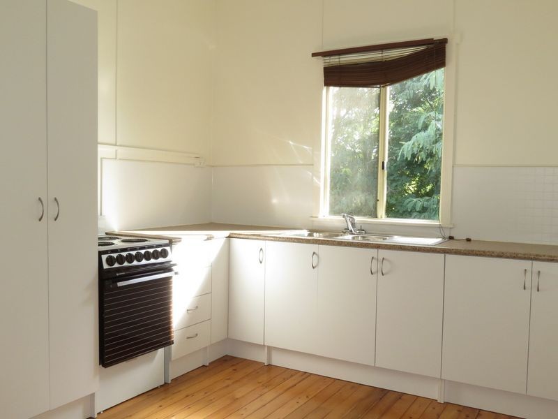 24 South Street, Esk QLD 4312