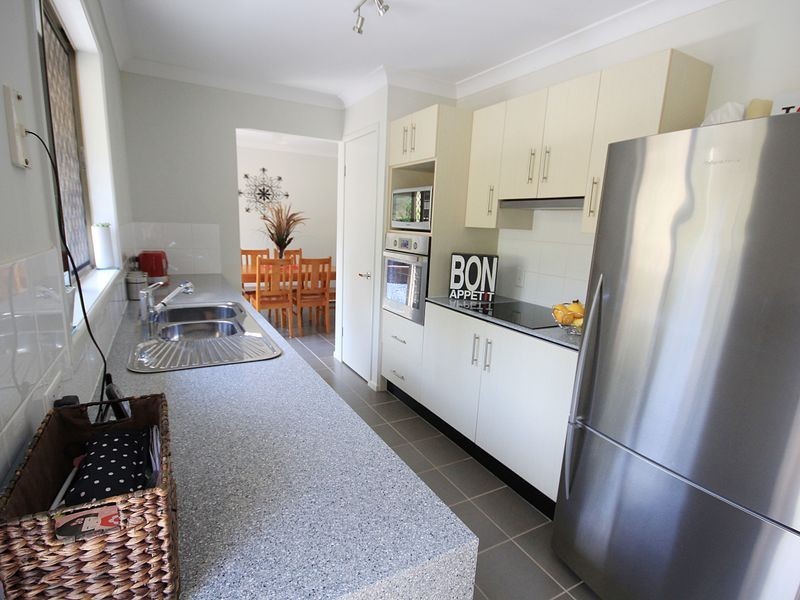 124 Cambridge Drive, Mount Hallen QLD 4312