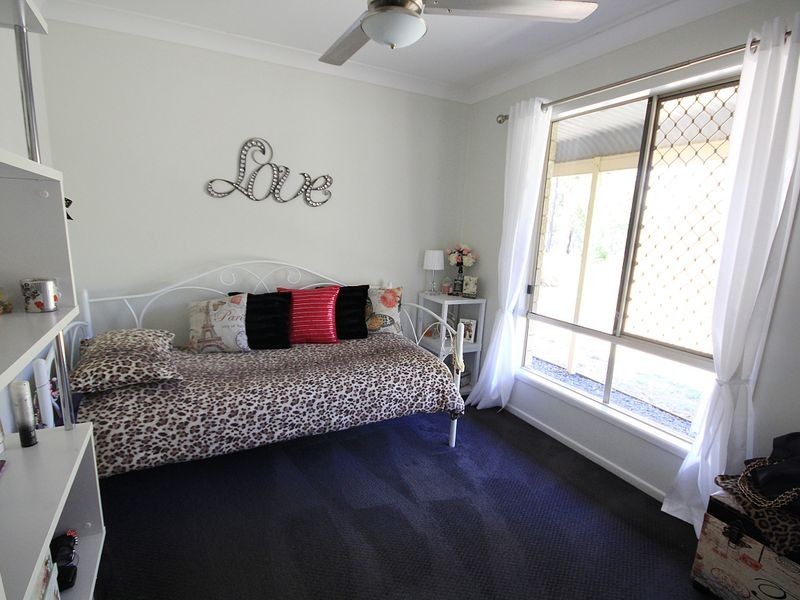 124 Cambridge Drive, Mount Hallen QLD 4312