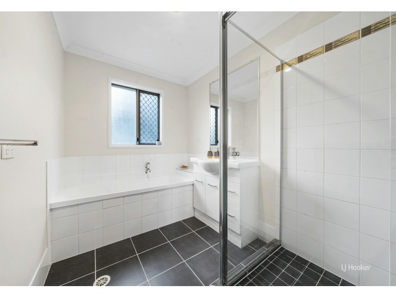 124 Cambridge Drive, Mount Hallen QLD 4312