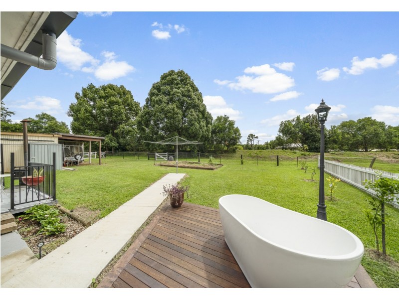 4 Coulson Street, Blackbutt QLD 4306