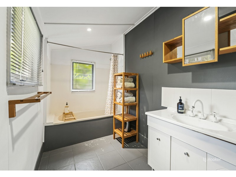 2 Albert Street, Somerset Dam QLD 4312