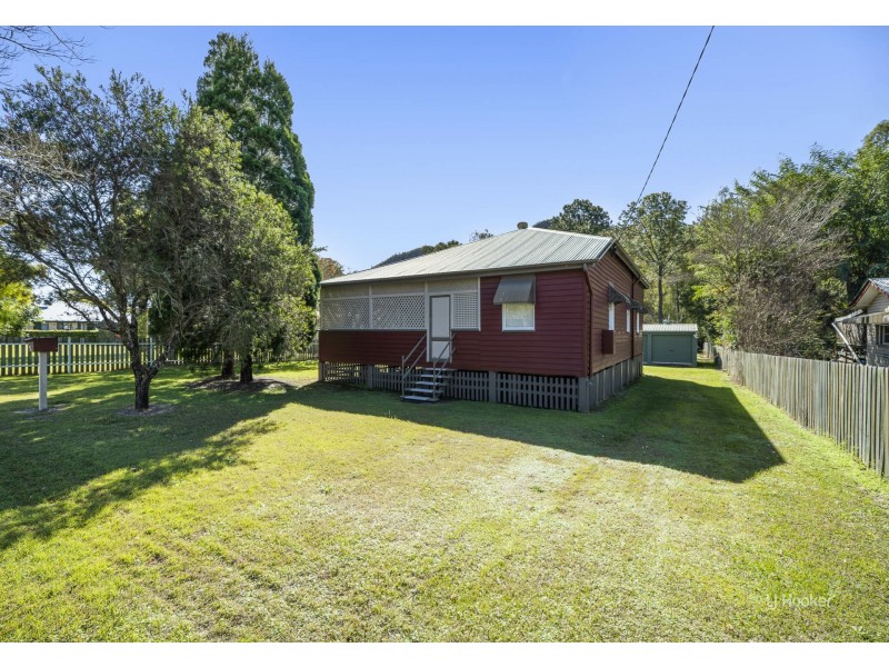 7 Russell Street, Esk QLD 4312