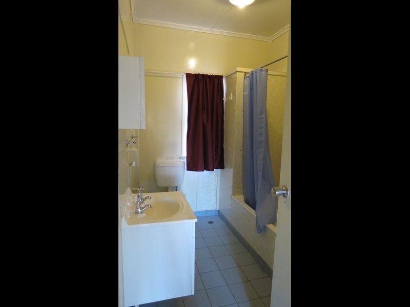 7 Down Street, Esk QLD 4312