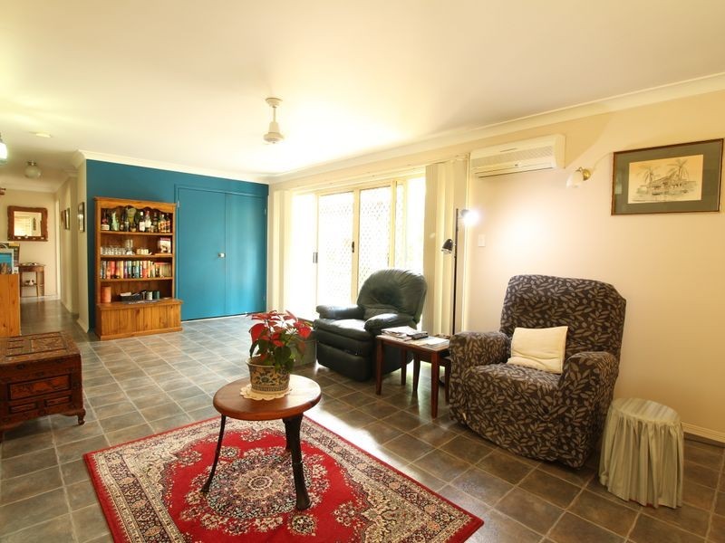 42 Buckingham Court, Mount Hallen QLD 4312