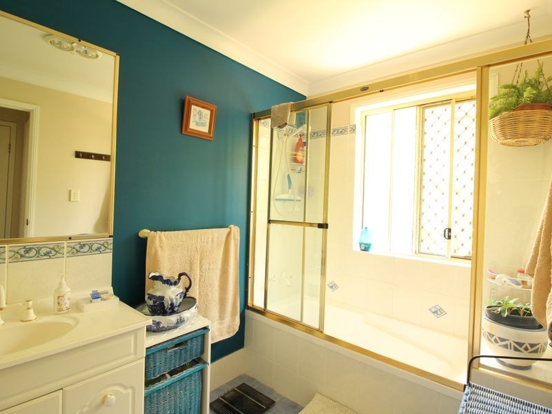 42 Buckingham Court, Mount Hallen QLD 4312