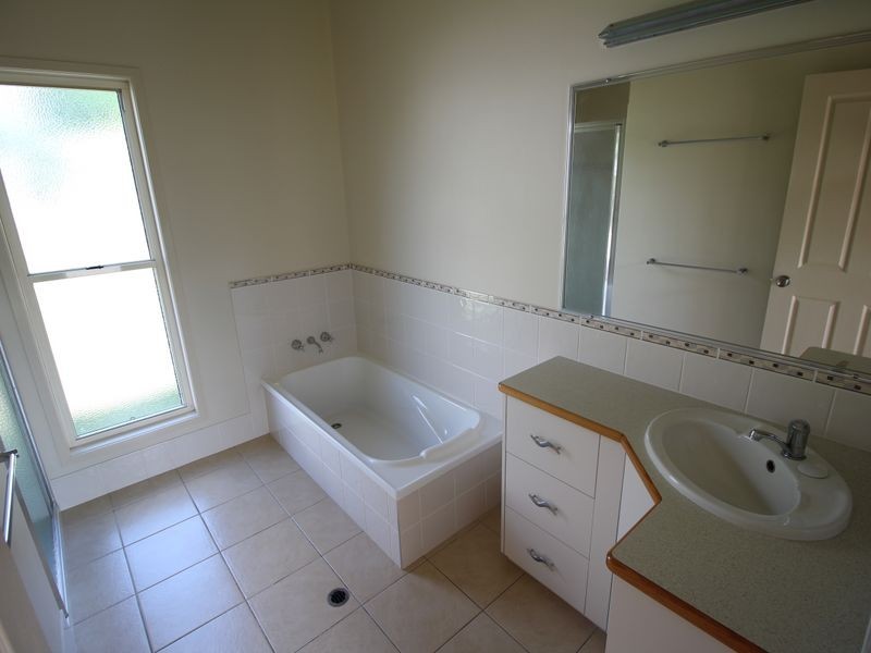 27 Down Street, Esk QLD 4312