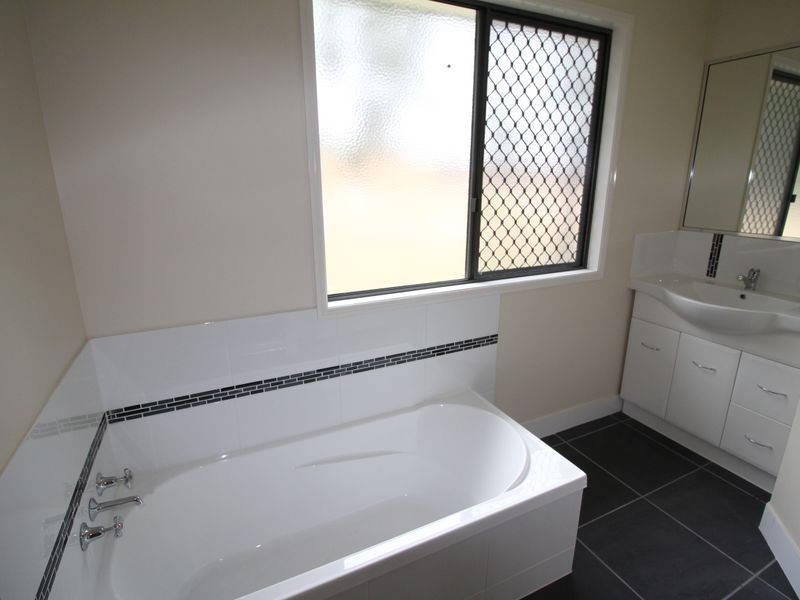 6 Balmoral Court, Mount Hallen QLD 4312