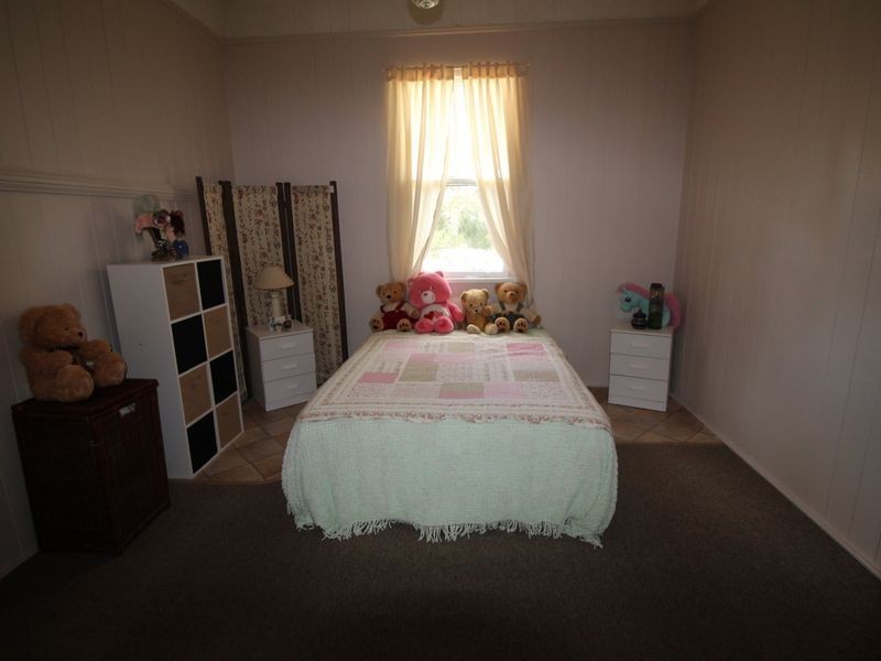 9 East Street, Esk QLD 4312