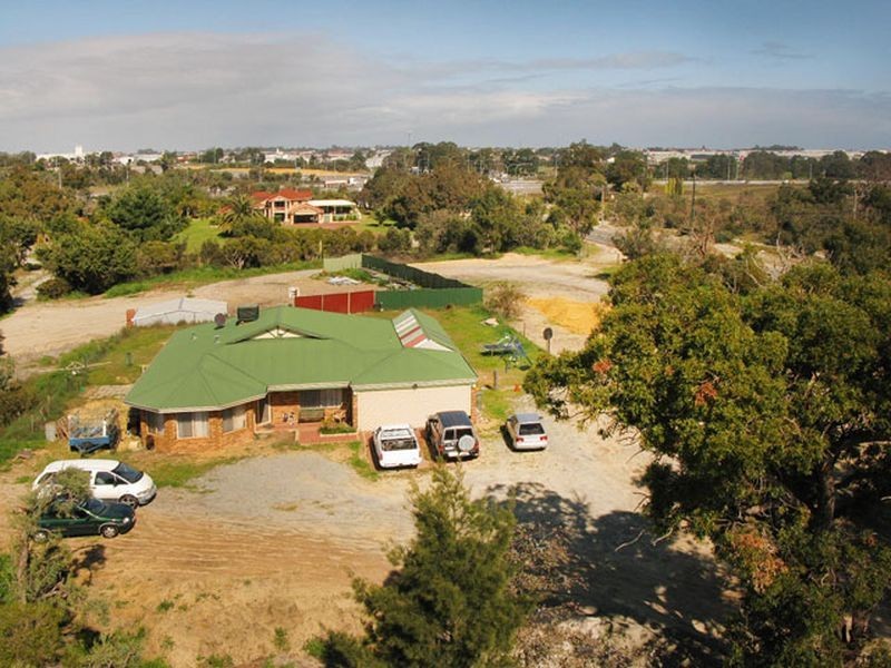 4 Leach Way, Gnangara WA 6077