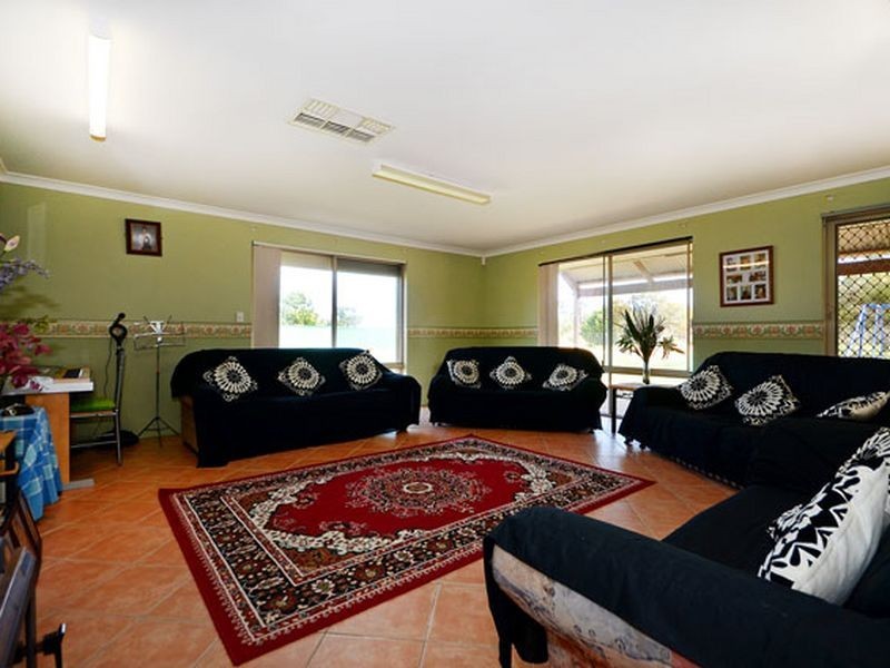 4 Leach Way, Gnangara WA 6077