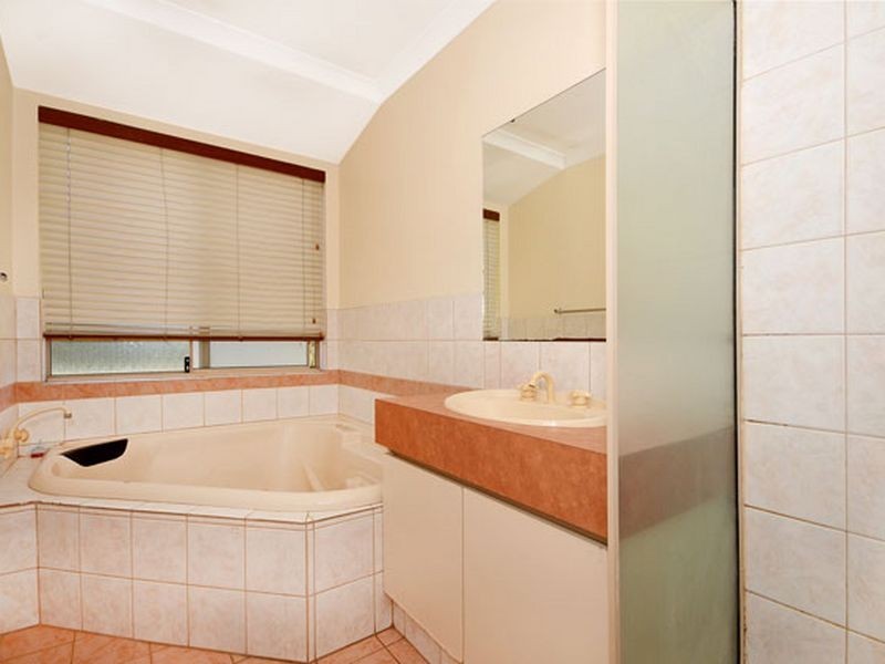 4 Leach Way, Gnangara WA 6077