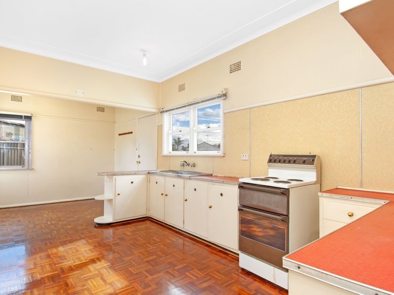 4 Boyne Ave, Pendle Hill NSW 2145