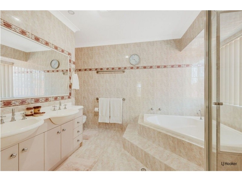 16 Champagne Drive, Tweed Heads South NSW 2486