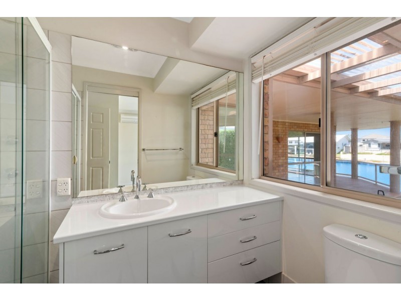 14 Captains Way, Banora Point NSW 2486