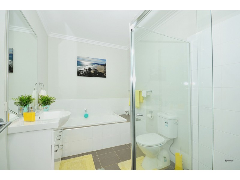 2/7 Bimbadeen Avenue, Banora Point NSW 2486