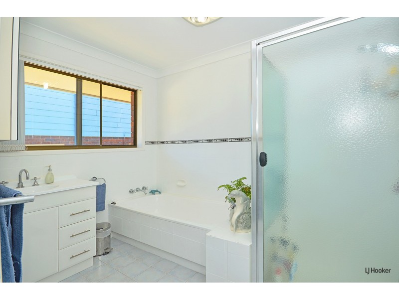 42 Oakland Parade, Banora Point NSW 2486