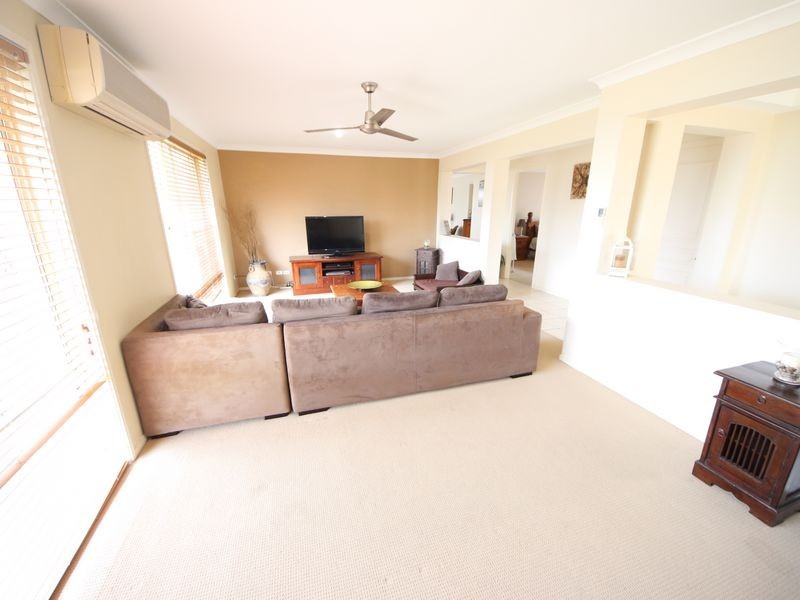 15 Dotterel Crescent, North Lakes QLD 4509