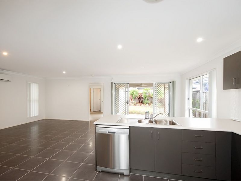21 Riviera Crescent, North Lakes QLD 4509