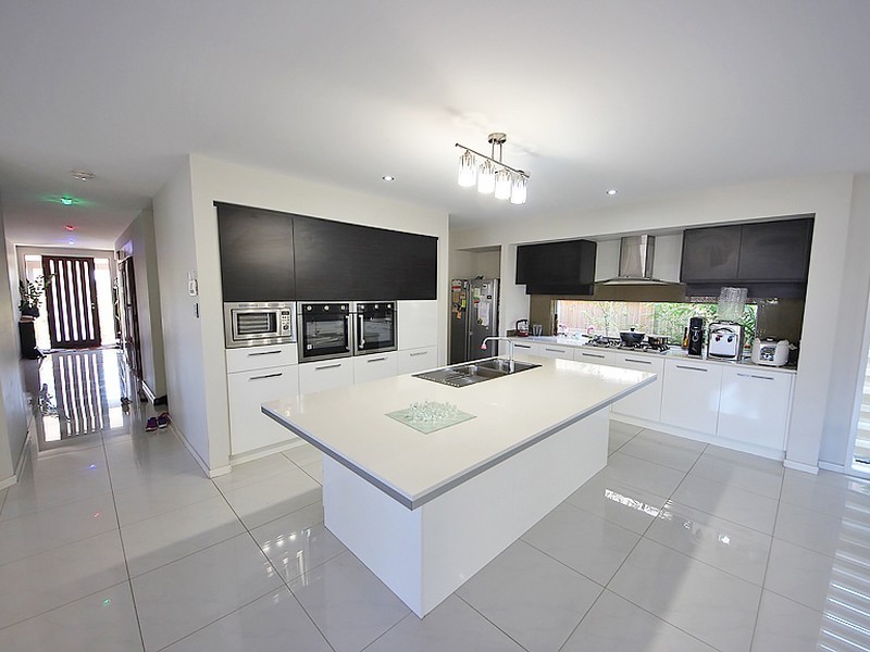 6 Cowen Terrace, North Lakes QLD 4509