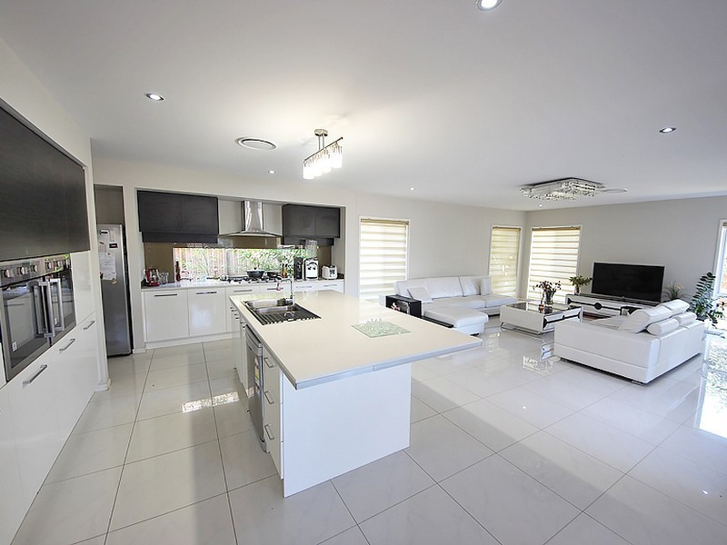6 Cowen Terrace, North Lakes QLD 4509