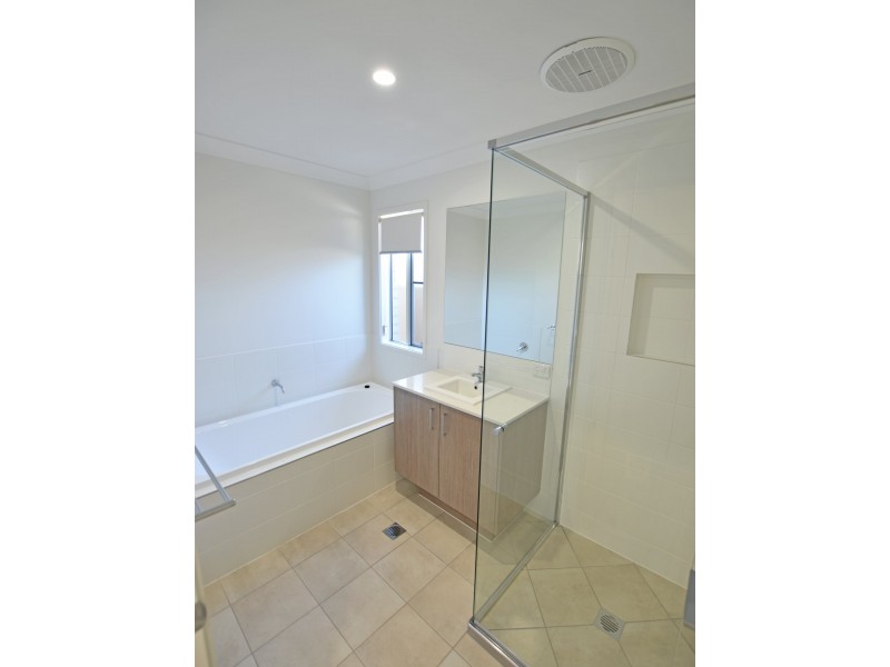 39 Attenborough Circuit, North Lakes QLD 4509