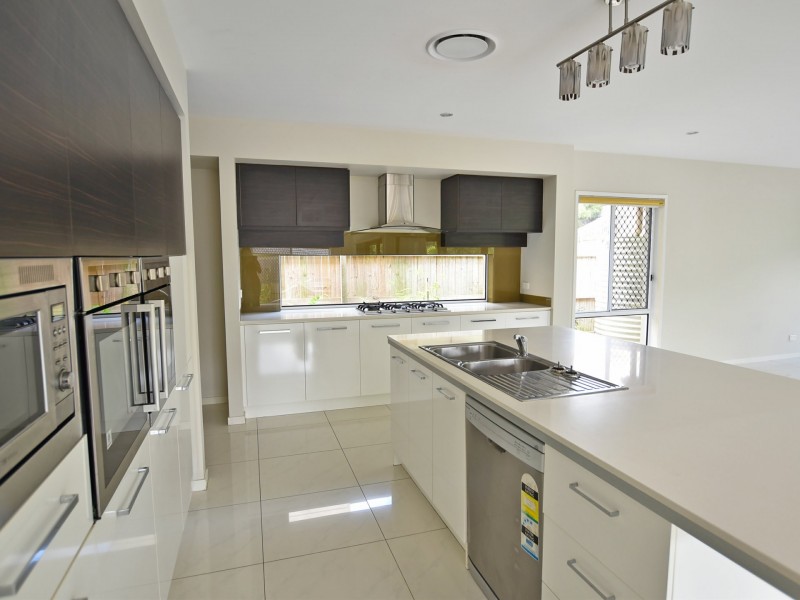 6 Cowen Terrace, North Lakes QLD 4509