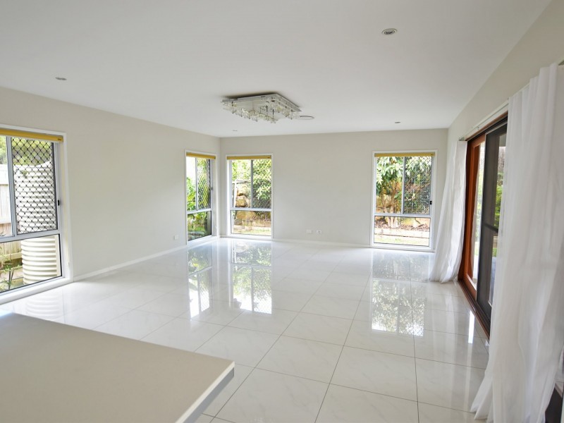 6 Cowen Terrace, North Lakes QLD 4509