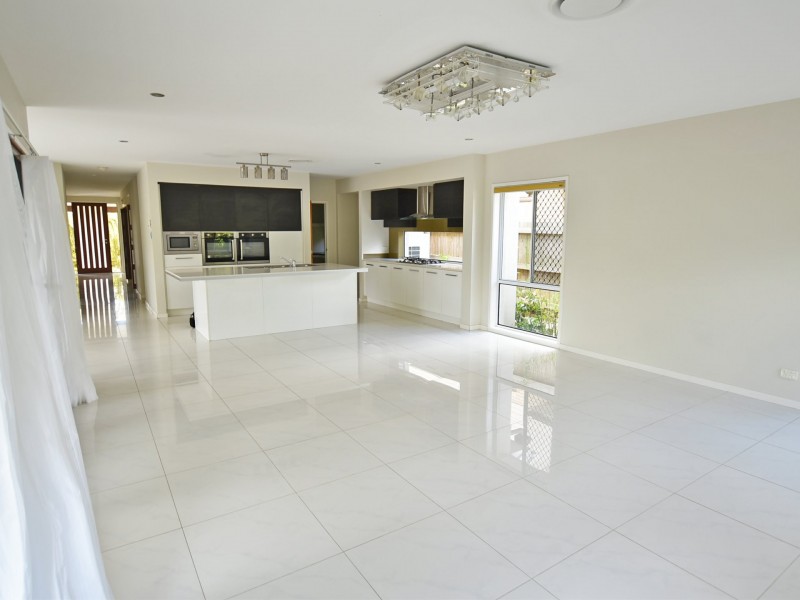 6 Cowen Terrace, North Lakes QLD 4509