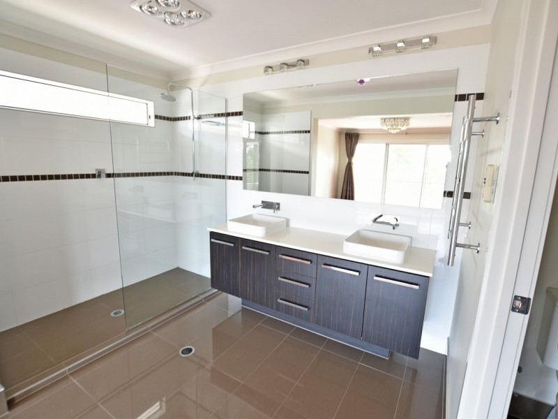 6 Cowen Terrace, North Lakes QLD 4509