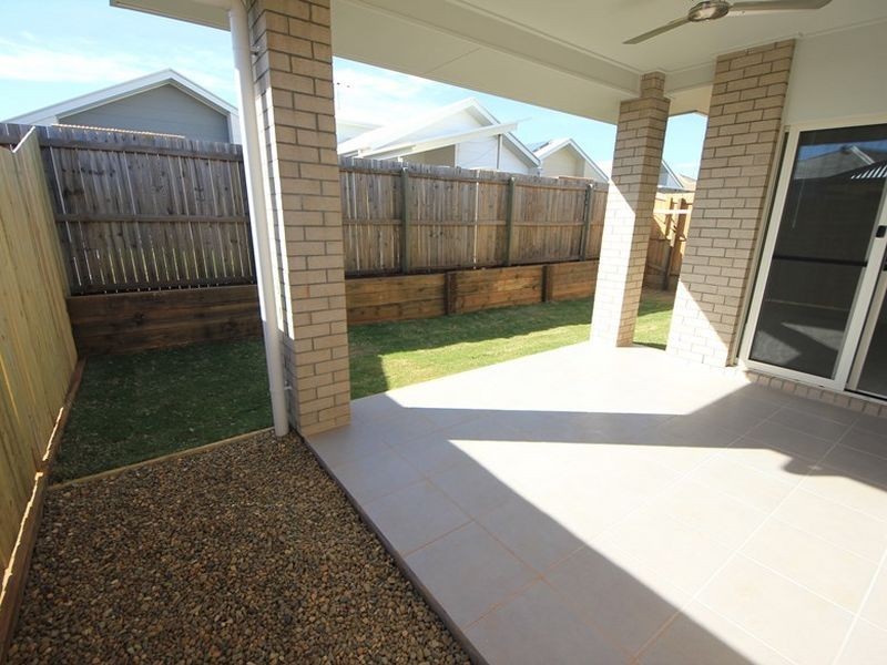 33 Manhattan Crescent, North Lakes QLD 4509