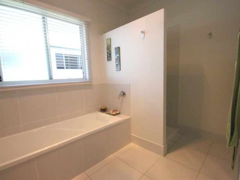 8 Pitcairn Court, Pacific Heights QLD 4703