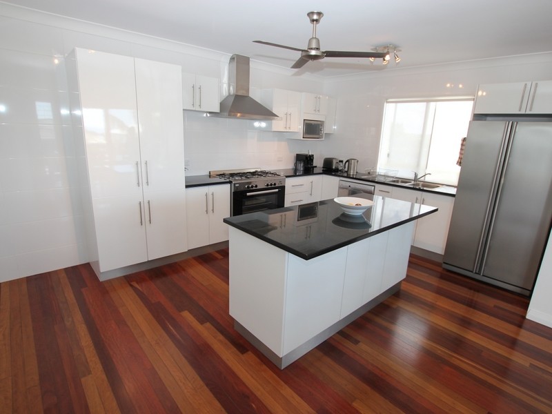 4 Ocean Parade, Cooee Bay QLD 4703
